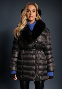 Renee - Czarna Pikowana Kurtka z Wiązanym Paskiem i Kołnierzem z Futerka Avrissa. Typ kołnierza: bez kaptura. Kolor: czarny. Materiał: futro #3