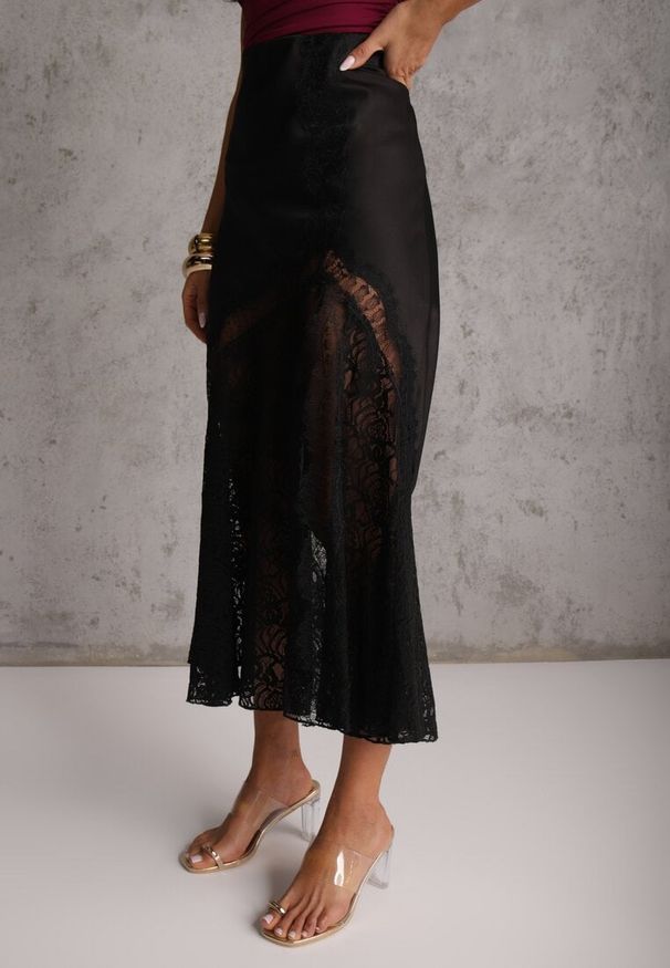Renee - Czarna Satynowa Spódnica Ozdobiona Rozcięciem na Nogę i Koronką Saviraet. Kolor: czarny. Materiał: koronka, satyna. Wzór: aplikacja, koronka. Styl: elegancki