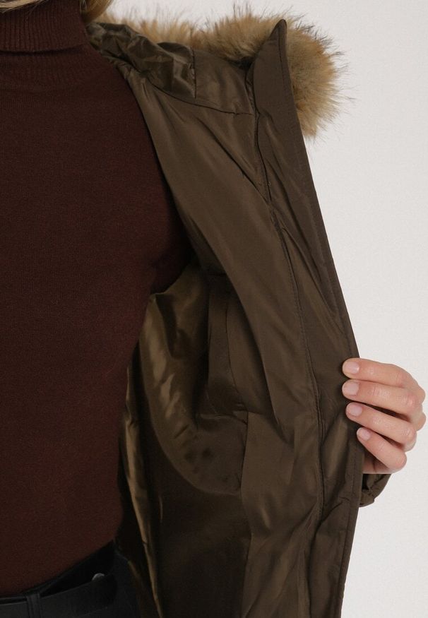 Born2be - Ciemnozielona Pikowana Kurtka z Paskiem Nieodpinanym Kapturem i Futerkiem Retinda. Okazja: na co dzień, na spacer. Kolor: zielony. Materiał: futro. Styl: casual