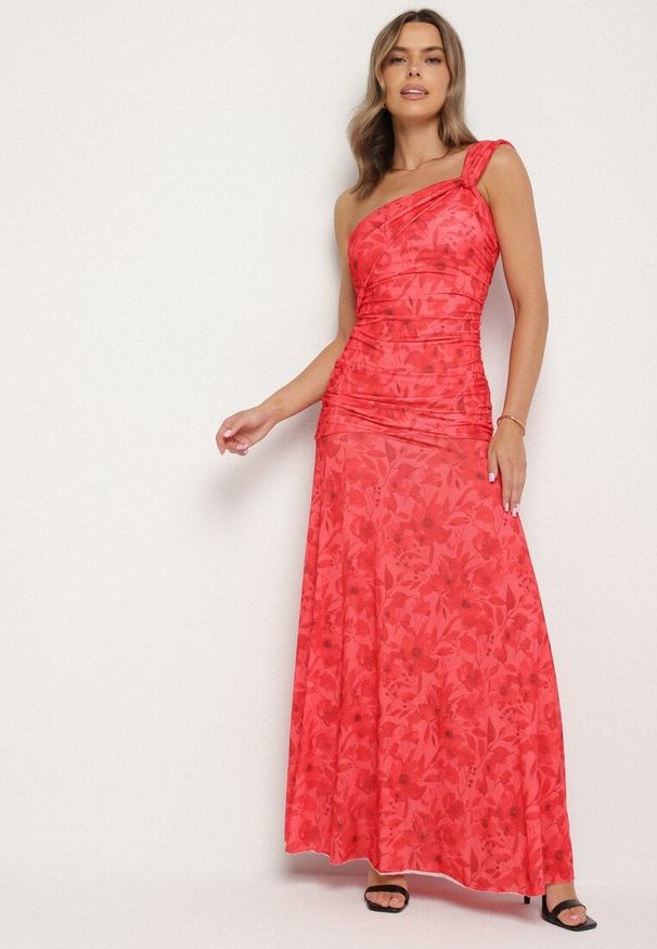 Born2be - Czerwona Taliowana Sukienka na Jedno Ramię w Kwiatowy Wzór Melanisea. Kolor: czerwony. Wzór: kwiaty. Styl: elegancki