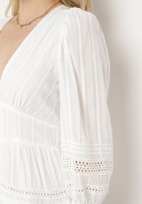 Born2be - Biała Rozkloszowana Sukienka z Bawełny Zapinana na Guziki z Ażurowymi Taśmami Lacinda. Kolor: biały. Materiał: bawełna. Wzór: ażurowy. Sezon: lato