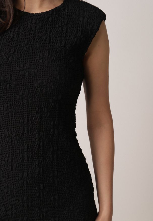 Born2be - Czarna Sukienka Ażurowa z Usztywnioną Linią Ramion i Przezroczystym Dołem Semiriel. Kolor: czarny. Materiał: zamsz. Wzór: ażurowy. Styl: elegancki, klasyczny