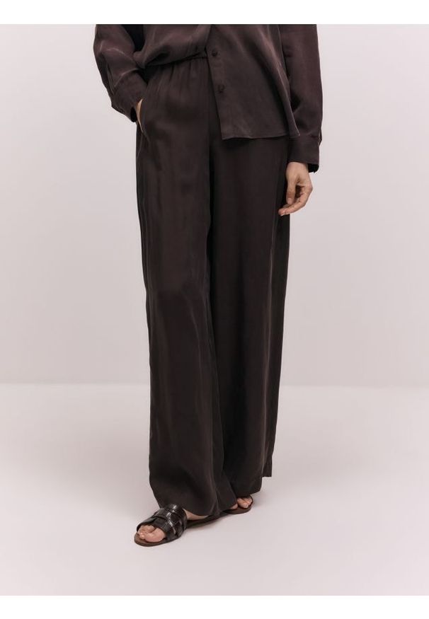 Reserved - Spodnie z cupro - ciemnobrązowy. Kolor: brązowy. Materiał: tkanina
