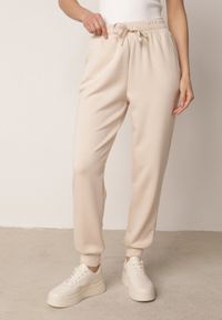 Born2be - Beżowe Spodnie Dresowe Joggery z Wysokim Stanem i Ściągaczami przy Kostkach Janlea. Okazja: do domu, na co dzień, na spacer. Stan: podwyższony. Kolor: beżowy. Materiał: dresówka. Długość: krótkie. Styl: sportowy, klasyczny, casual #3