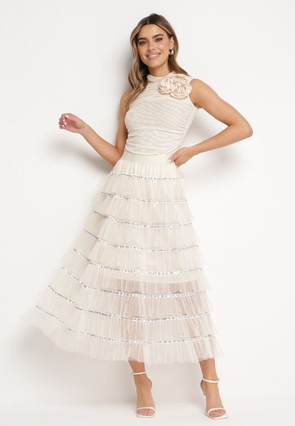 Born2be - Beżowa Spódnica Maxi o Rozkloszowanym Fasonie Ozdobiona Falbankami i Cekinami Meepa. Kolor: beżowy. Materiał: materiał. Wzór: aplikacja