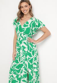 Born2be - Zielona Sukienka z Wiskozy z Kopertowym Dekoltem w Abstrakcyjny Wzór Taslevi. Okazja: na co dzień. Typ kołnierza: dekolt kopertowy. Kolor: zielony. Materiał: wiskoza. Typ sukienki: kopertowe. Styl: casual, elegancki, klasyczny #2
