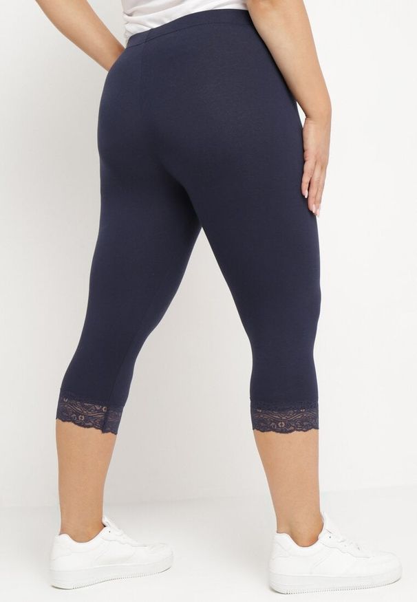 Born2be - Granatowe Spodnie Bawełniane Legginsy 3/4 z Koronką Amaratna. Okazja: na co dzień. Stan: podwyższony. Kolekcja: plus size. Kolor: niebieski. Materiał: bawełna, koronka. Wzór: koronka. Styl: elegancki, casual