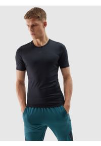 4f - 4F Koszulka treningowa slim z materiałów z recyklingu męska - głęboka czerń XXL. Kolor: czarny. Materiał: materiał. Długość rękawa: krótki rękaw. Długość: krótkie. Wzór: gładki, ze splotem. Sport: fitness