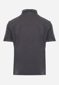 Born2be - Ciemnoszara Gładka Koszulka Polo o Klasycznym Kroju Sinopea. Okazja: na co dzień, do pracy, na spotkanie biznesowe. Typ kołnierza: polo. Kolor: szary. Materiał: jeans. Wzór: gładki. Styl: klasyczny #5