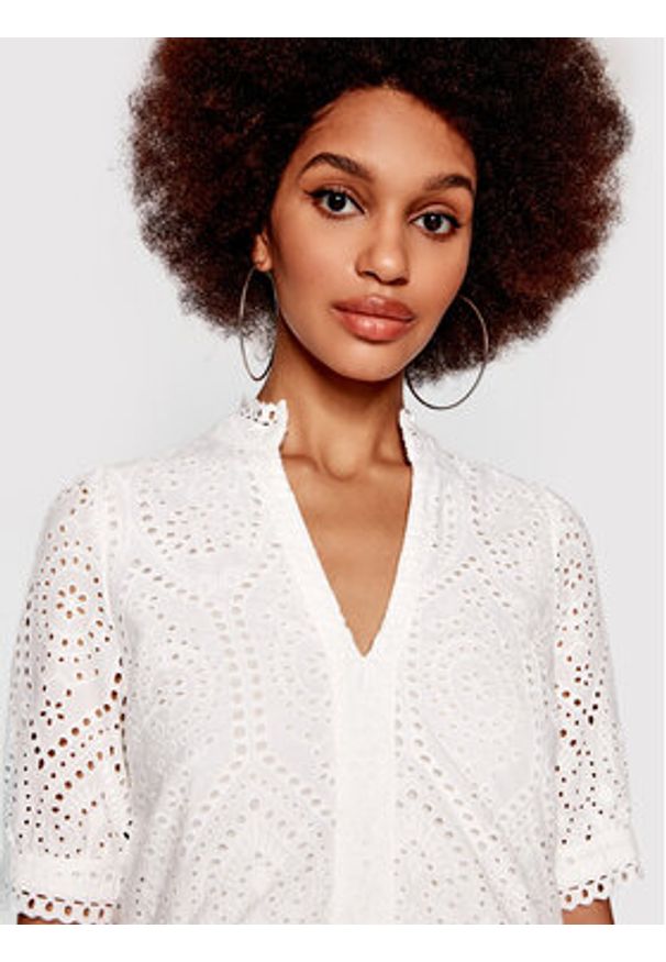 YAS Sukienka codzienna Holi 26027163 Biały Relaxed Fit. Okazja: na co dzień. Kolor: biały. Materiał: bawełna. Typ sukienki: proste. Styl: casual