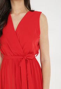 Born2be - Czerwona Sukienka Iolaera. Kolor: czerwony. Materiał: tkanina, materiał. Długość rękawa: na ramiączkach. Wzór: gładki, ażurowy, aplikacja. Sezon: lato. Typ sukienki: kopertowe. Długość: midi #6