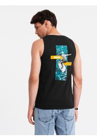 Ombre Clothing - Męski bawełniany tank top z nadrukiem Summer Vibe – czarny V1. Okazja: na plażę, na co dzień. Kolor: czarny. Materiał: bawełna. Długość rękawa: bez rękawów. Wzór: nadruk. Sezon: lato. Styl: wakacyjny, sportowy, casual, elegancki #7