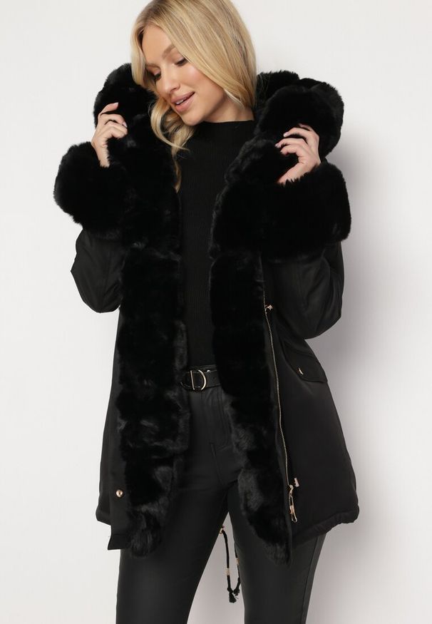 Born2be - Czarna Kurtka Parka z Futerkiem i Kapturem Aresja. Kolor: czarny. Materiał: futro. Sezon: jesień, zima