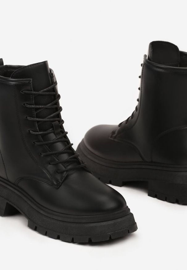 Born2be - Czarne Botki Typu Workery na Tłoczonej Podeszwie Daivlene. Nosek buta: okrągły. Kolor: czarny. Materiał: jeans. Obcas: na obcasie. Styl: elegancki, klasyczny. Wysokość obcasa: średni
