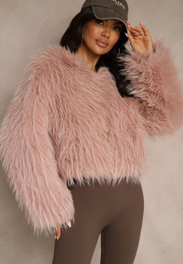 Renee - Różowa Kurtka Futerko z Kapturem i Zapięciem na Suwak Zetora. Okazja: na co dzień. Typ kołnierza: kaptur. Kolor: różowy. Materiał: futro. Wzór: gładki. Styl: casual, street