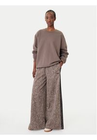 Adidas - adidas Jeansy Firebird Aop KD8811 Brązowy Loose Fit. Kolor: brązowy #2