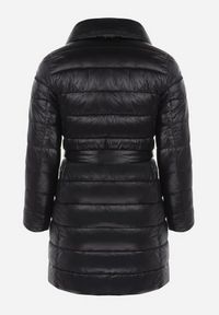 Born2be - Czarna Kurtka z Szerokim Kołnierzem i Wiązanym Paskiem Igbrase. Okazja: na co dzień. Kolor: czarny. Materiał: jeans, tkanina. Sezon: zima. Styl: casual, elegancki #4