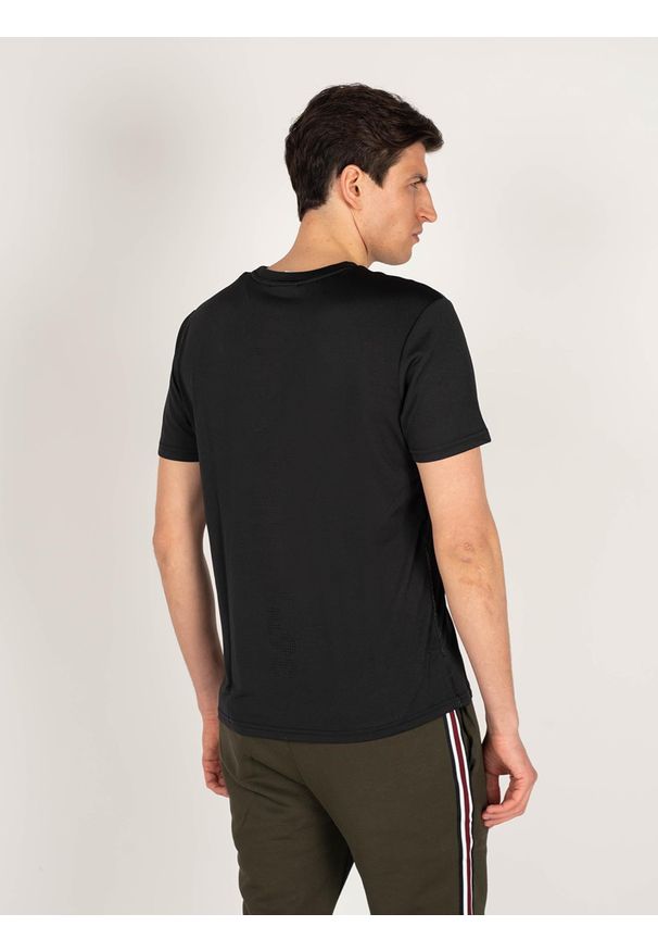North Sails X Prada T-shirt "Foehn" | 45 2302 000 | T-shirt Foehn | Mężczyzna | Czarny. Okazja: na co dzień. Kolor: czarny. Materiał: poliester. Wzór: aplikacja, nadruk. Styl: casual