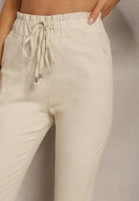 Renee - Jasnobeżowe Spodnie z Regularnym Stanem Ściągane Sznurkiem Aryle. Kolor: beżowy