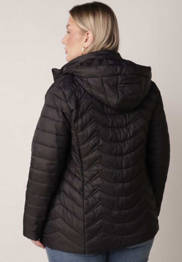 Born2be - Czarna Pikowana Kurtka Przejściowa z Kapturem o Taliowanym Kroju Lissanoria. Okazja: na co dzień, na spacer. Typ kołnierza: kaptur. Kolor: czarny. Materiał: jeans, poliester. Styl: casual