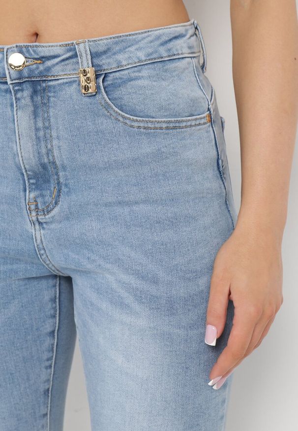 Born2be - Jasnoniebieskie Jeansy Skinny z Elastycznej Bawełny z Ozdobną Szlufką Almiria. Okazja: na co dzień. Stan: podwyższony. Kolor: niebieski. Styl: wizytowy, klasyczny, elegancki, casual