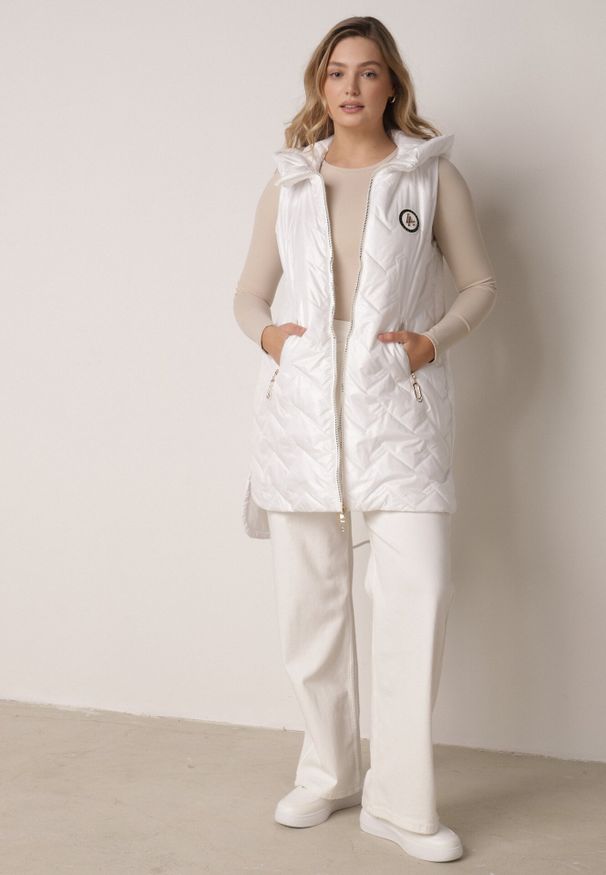 Born2be - Biała Przejściowa Kamizelka Pikowana o Długim Kroju z Kapturem i Naszywką Harmaste. Okazja: na co dzień. Typ kołnierza: kaptur. Kolor: biały. Materiał: jeans. Długość: długie. Wzór: aplikacja. Styl: casual