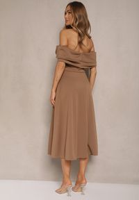 Renee - Brązowa Sukienka Rozkloszowana Ozdobiona Kokardą Odarra. Typ kołnierza: kokarda. Kolor: brązowy. Wzór: aplikacja. Styl: klasyczny, elegancki #5