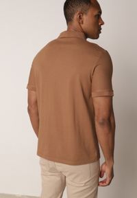 Born2be - Brązowa Gładka Koszulka Polo o Klasycznym Kroju Sinopea. Okazja: na co dzień, do pracy, na spotkanie biznesowe. Typ kołnierza: polo. Kolor: brązowy. Materiał: jeans. Wzór: gładki. Styl: klasyczny #5