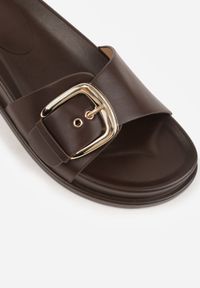 Born2be - Ciemnobrązowe Klapki na Grubej Podeszwie Ozdobione Metaliczną Klamrą Lorefer. Okazja: na co dzień. Kolor: brązowy. Wzór: aplikacja. Styl: casual, elegancki #3