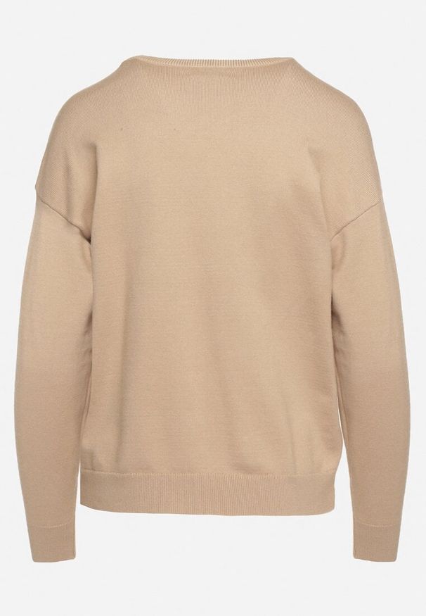 Born2be - Beżowy Sweter z Wiskozą Ozdobiony Napisem i Naszywką z Cyrkoniami Liliran. Okazja: na co dzień. Kolor: beżowy. Materiał: wiskoza. Wzór: aplikacja, napisy. Styl: elegancki, casual