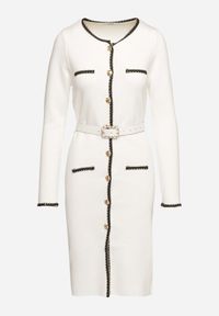 Born2be - Biała Dzianinowa Sukienka z Wiskozą Zdobiona Metalicznymi Wstawkami i Paskiem Caledi. Okazja: na co dzień. Kolor: biały. Materiał: wiskoza, dzianina. Długość rękawa: długi rękaw. Wzór: aplikacja. Styl: klasyczny, casual, elegancki #4