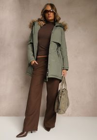Renee - Zielona Klasyczna Kurtka Parka z Kapturem z Futrem Nalisava. Typ kołnierza: kaptur. Kolor: zielony. Materiał: futro. Styl: klasyczny #3