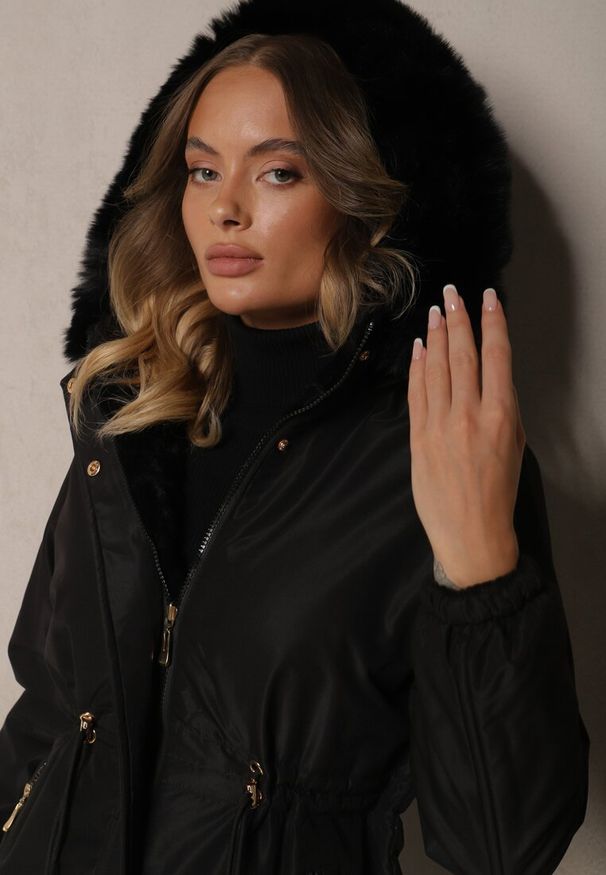 Renee - Czarna Kurtka Parka o Dwustronnym Kroju z Futrem i Odpinanym Kapturem Zinnissa. Okazja: na co dzień. Kolor: czarny. Materiał: futro. Długość rękawa: długi rękaw. Długość: długie. Styl: elegancki, casual