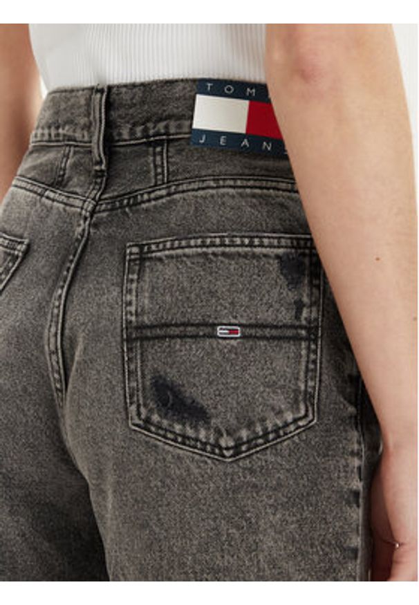 Tommy Jeans Szorty jeansowe DW0DW17652 Szary Mom Fit. Kolor: szary. Materiał: bawełna