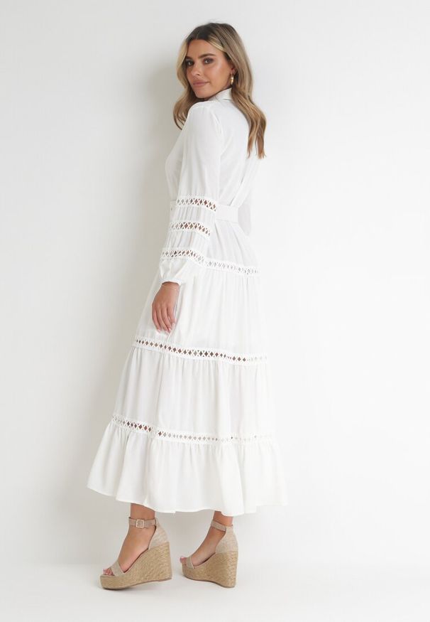 Born2be - Biała Sukienka z Paskiem Dorica. Kolor: biały. Długość rękawa: długi rękaw. Wzór: ażurowy, aplikacja. Sezon: lato. Typ sukienki: koszulowe. Styl: boho. Długość: maxi