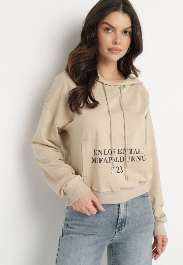 Born2be - Beżowa Casualowa Bluza z Kapturem i Kieszonką Zelotia. Okazja: na co dzień. Typ kołnierza: kaptur. Kolor: beżowy. Materiał: jeans. Styl: casual