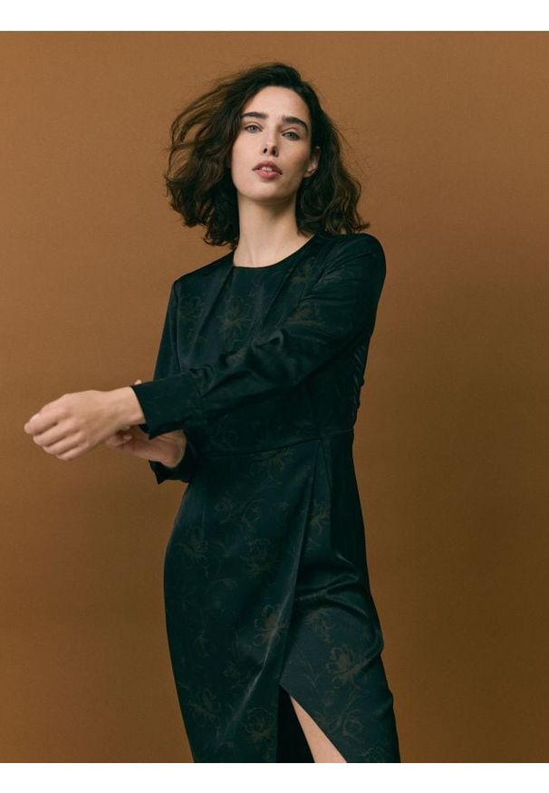 Reserved - Wzorzysta sukienka midi - wielobarwny. Materiał: tkanina. Typ sukienki: proste. Długość: midi