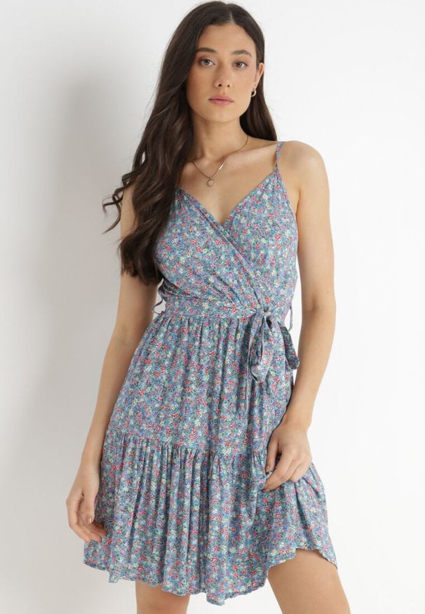 Born2be - Niebieska Sukienka z Wiskozy Porthos. Kolor: niebieski. Materiał: wiskoza. Długość rękawa: na ramiączkach. Wzór: kwiaty. Sezon: lato. Typ sukienki: kopertowe. Długość: mini