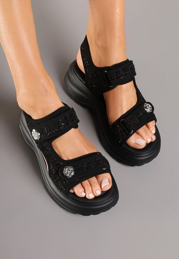 Renee - Czarne Sandały na Platformie z Guzikami Ozdobione Tweedem Nalavelle. Nosek buta: otwarty. Zapięcie: rzepy. Kolor: czarny. Materiał: jeans. Wzór: aplikacja. Sezon: wiosna, lato. Obcas: na platformie. Styl: elegancki