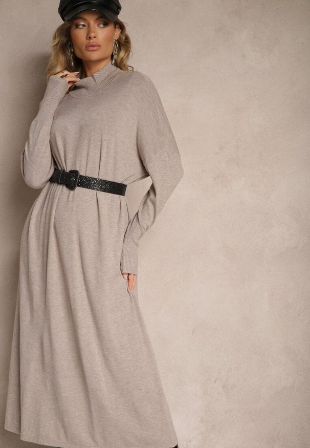 Renee - Beżowa Pudełkowa Sukienka Sweterkowa z Wiskozą i Golfem Rinnine. Okazja: na co dzień. Typ kołnierza: golf. Kolor: beżowy. Materiał: wiskoza. Styl: casual, elegancki