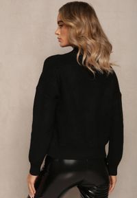 Renee - Czarny Sweter Golf z Prążkowanej Dzianiny Ervanna. Typ kołnierza: golf. Kolor: czarny. Materiał: dzianina, prążkowany. Długość rękawa: długi rękaw. Długość: długie