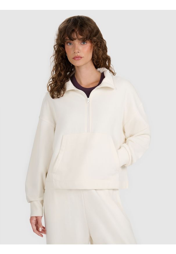 4f - 4F Bluza dresowa nierozpinana bez kaptura damska - beżowa L. Okazja: na co dzień. Typ kołnierza: bez kaptura. Kolor: beżowy. Materiał: dresówka. Wzór: gładki, ze splotem. Styl: casual, klasyczny, sportowy
