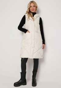 Born2be - Jasnobeżowa Długa Kamizelka z Nieodpinanym Kapturem i Wsuwanymi Kieszeniami Almanessa. Kolor: beżowy. Długość: długie. Wzór: aplikacja #3