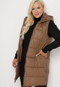 Born2be - Brązowa Pikowana Kamizelka z Kapturem na Suwak i Napy Timella. Okazja: na co dzień, na spacer. Typ kołnierza: kaptur. Kolekcja: plus size. Kolor: brązowy. Materiał: jeans. Wzór: aplikacja. Styl: casual, elegancki, klasyczny #2