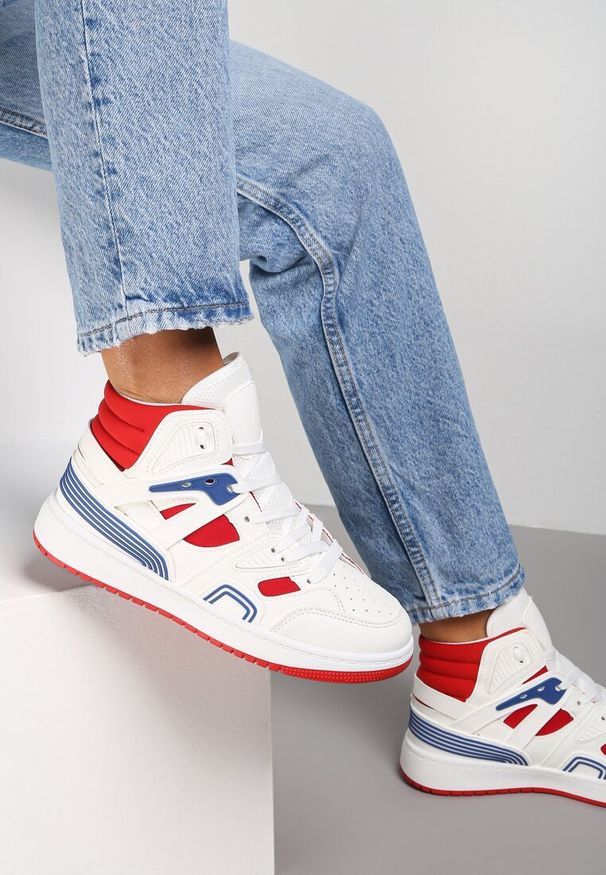 Renee - Biało-Czerwone Sneakersy Philena. Nosek buta: okrągły. Zapięcie: sznurówki. Kolor: biały. Materiał: guma, jeans, dresówka, materiał. Wzór: kolorowy