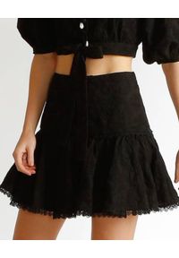 IXIAH AUSTRALIA - Czarna spódnica mini Primrose. Stan: podwyższony. Kolor: czarny. Materiał: bawełna. Wzór: paisley, aplikacja, haft