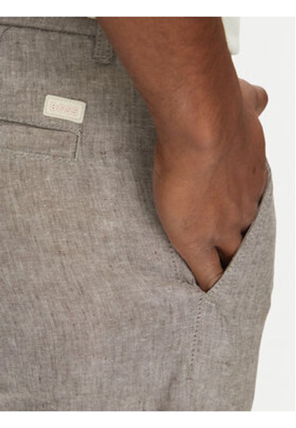 BOSS Szorty materiałowe 50536863 Beżowy Tapered Fit. Kolor: beżowy. Materiał: syntetyk