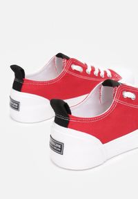 Renee - Czerwone Trampki Rhethiphei. Nosek buta: okrągły. Kolor: czerwony. Materiał: guma, jeans, materiał. Szerokość cholewki: normalna. Wzór: kolorowy, aplikacja #2
