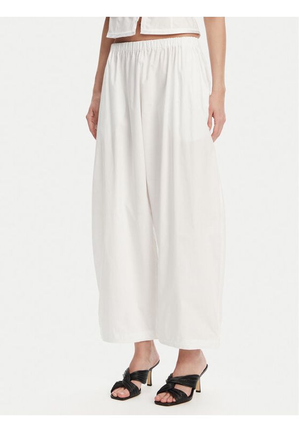 Pinko - PINKO Spodnie materiałowe 105210 A2LD Biały Relaxed Fit. Kolor: biały. Materiał: bawełna