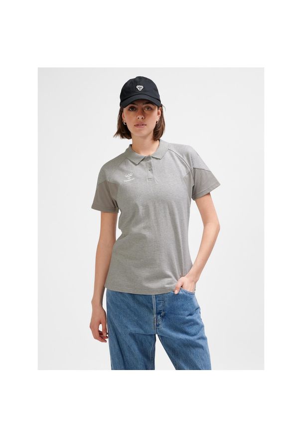 Damska koszulka polo Hummel Travel. Okazja: na co dzień. Typ kołnierza: polo. Kolor: szary. Styl: casual